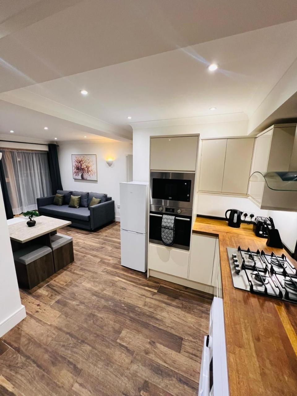 Luxury Near Centre, Near Train Station, E1 Apartment