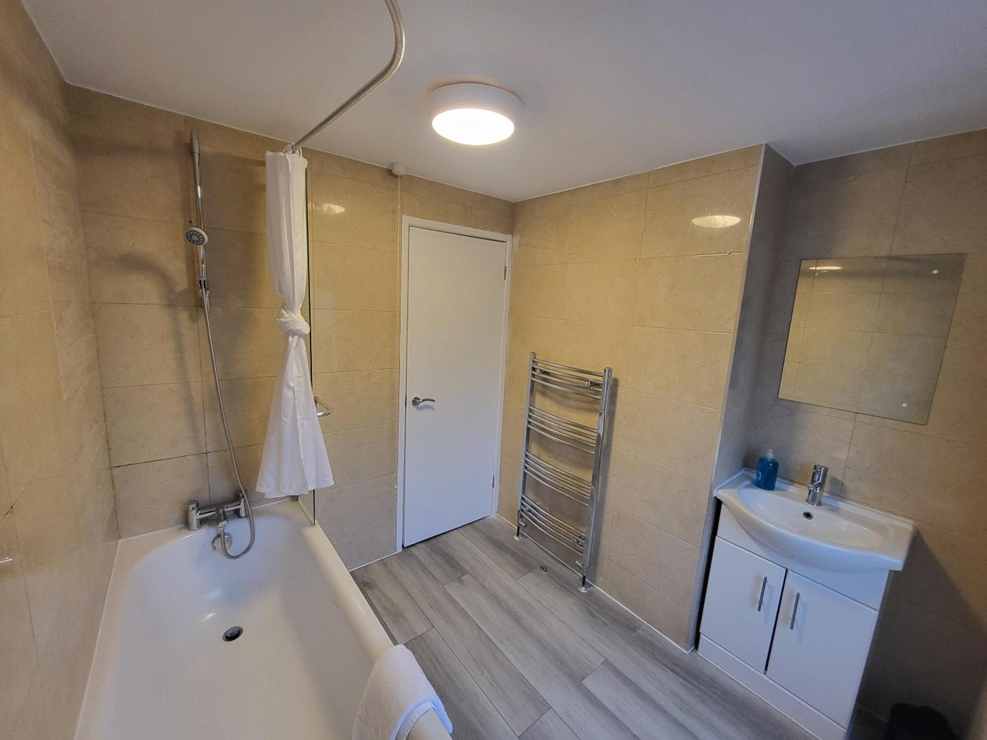 5br Retreat - Walk To Tube, Explore