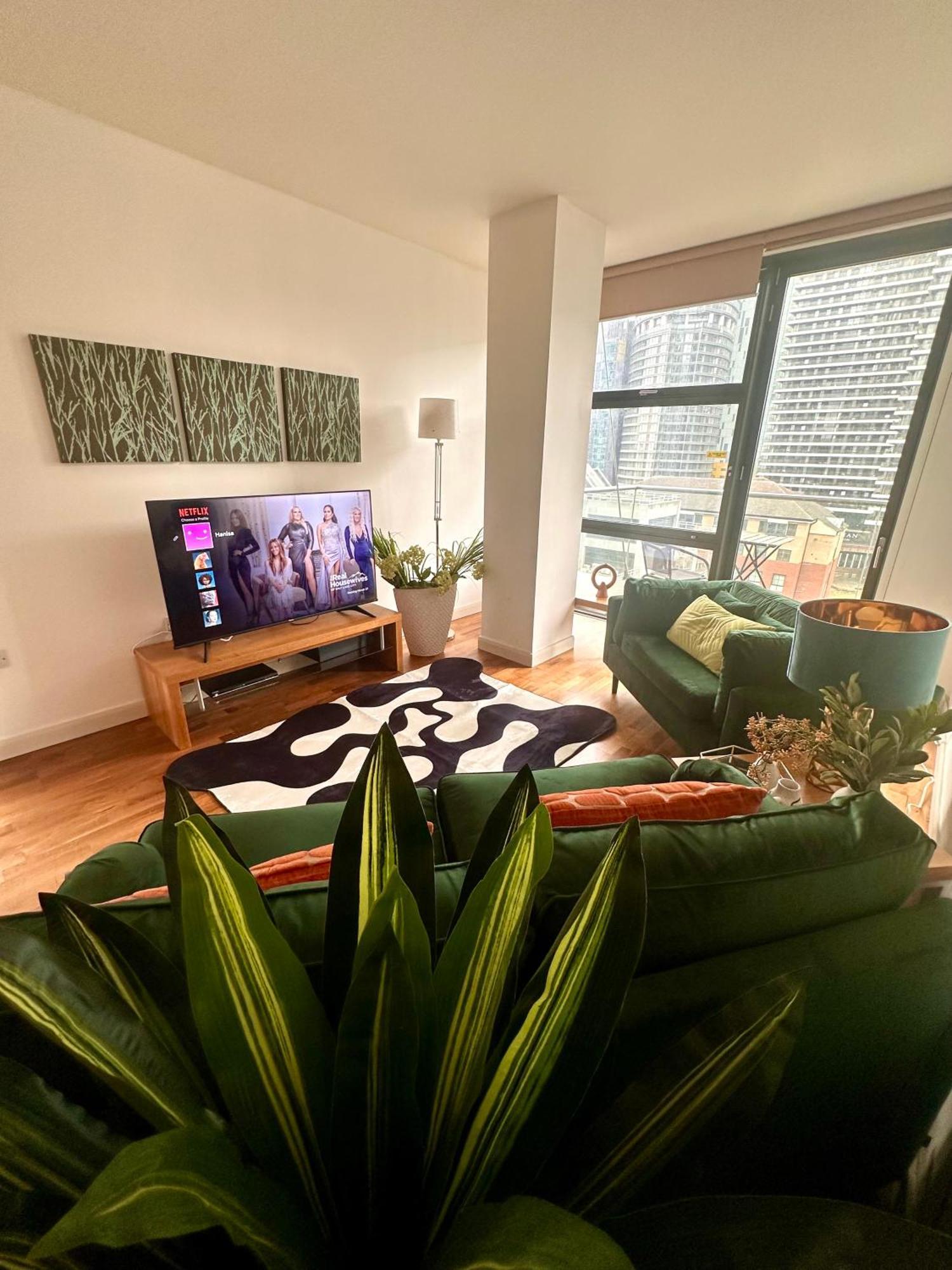 New Two Bedroom With Balcony Londres