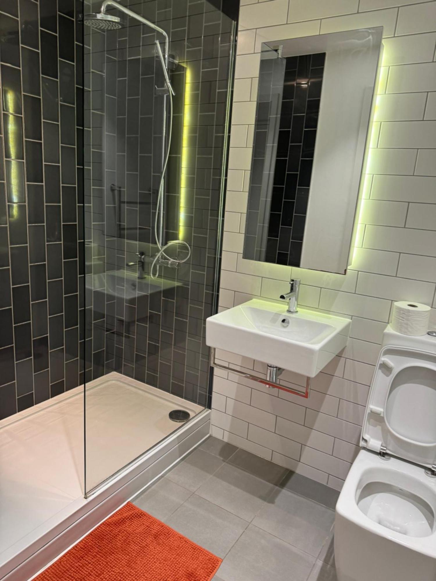 Docklands Stunning 2 Bed Apartment *