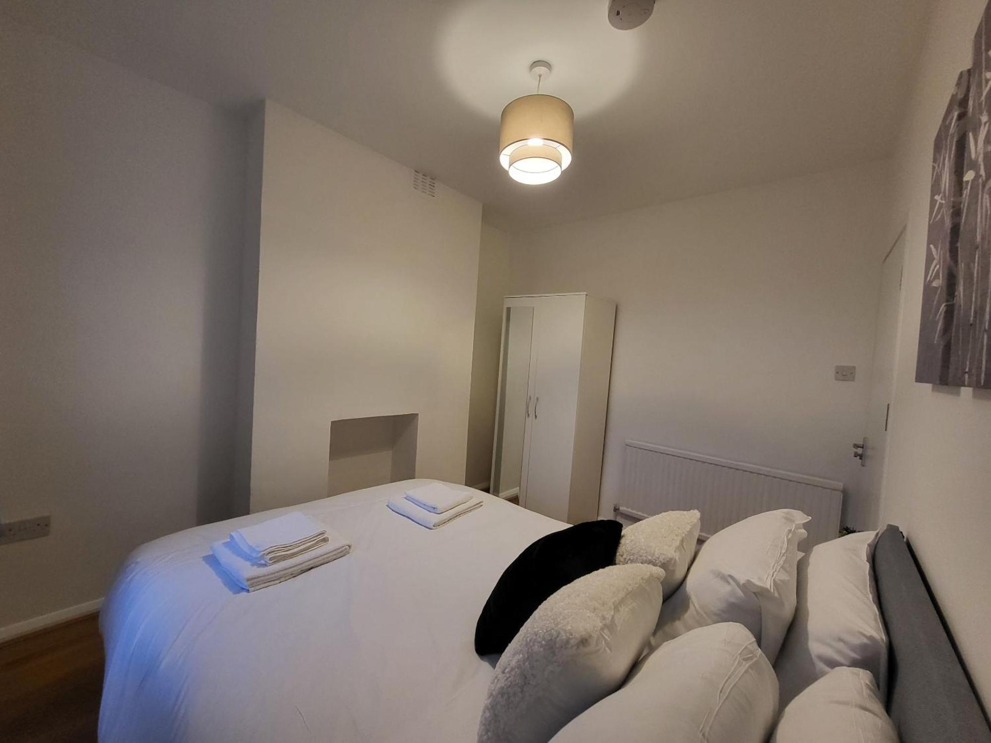 5br Retreat - Walk To Tube, Explore