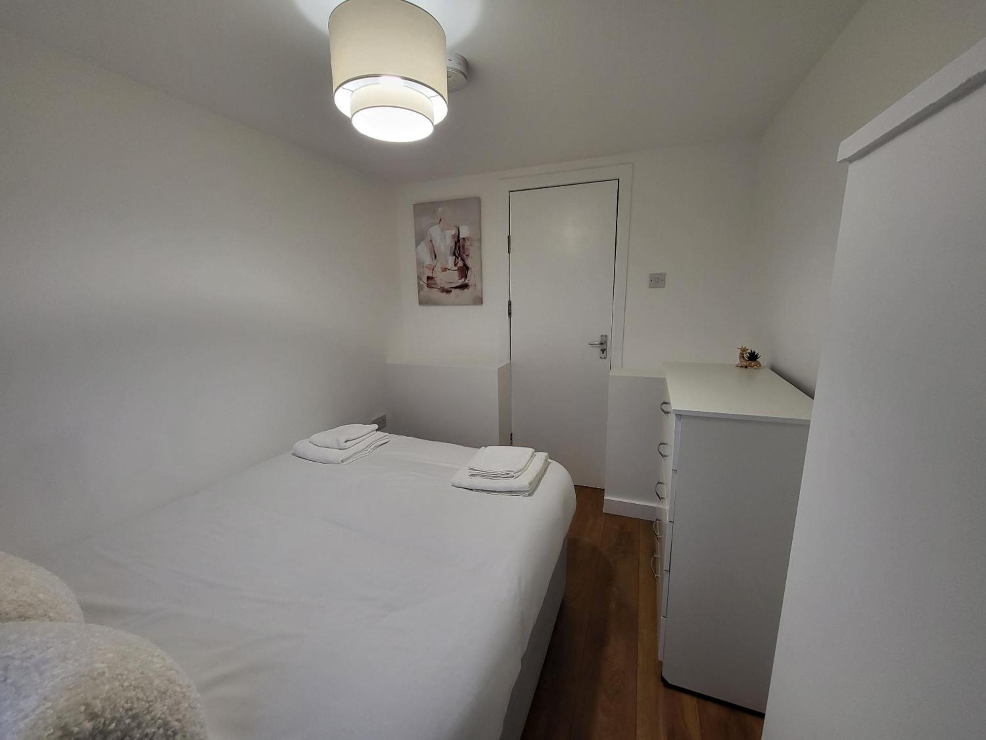 5br Retreat - Walk To Tube, Explore Apartment *