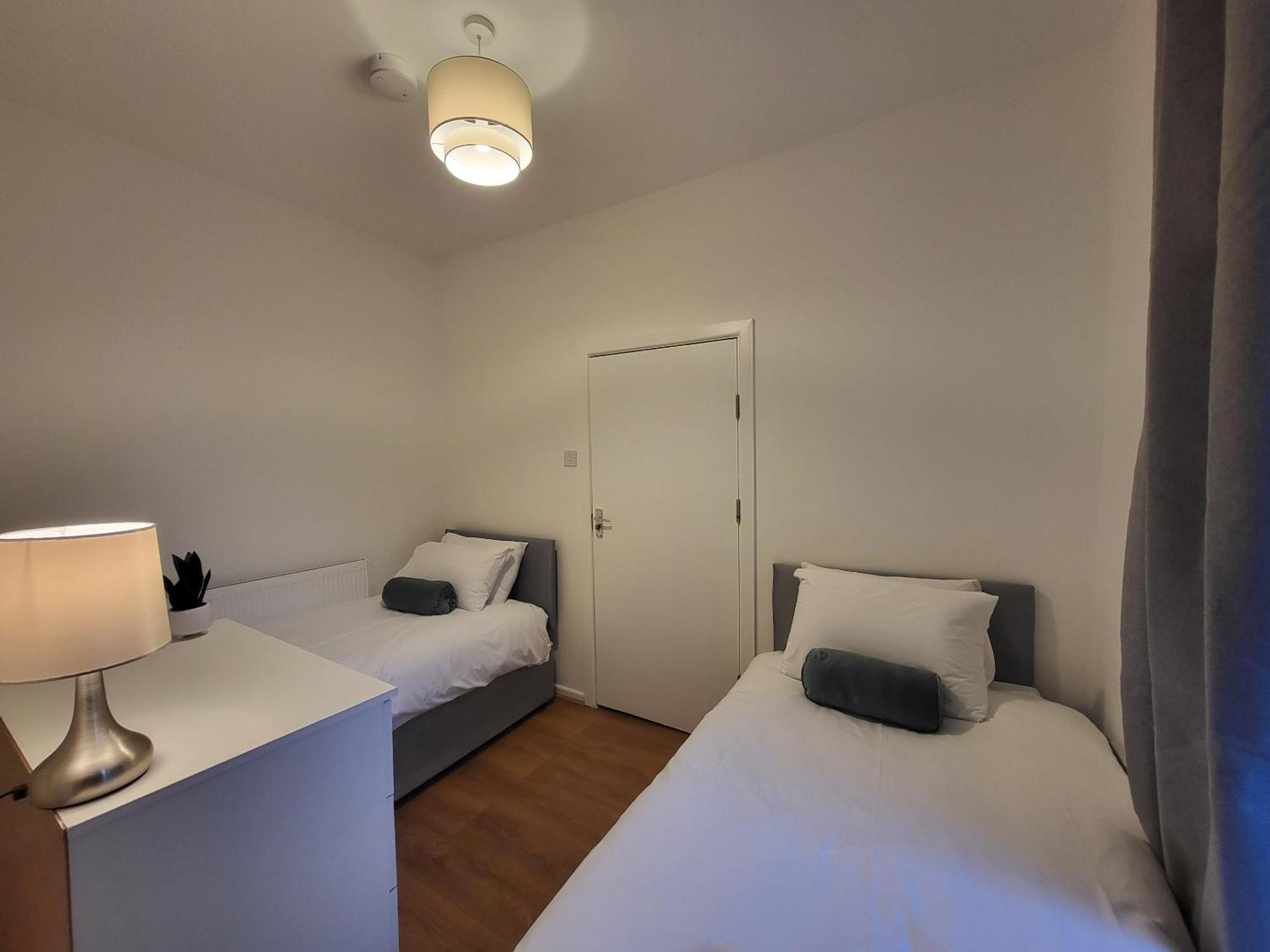 5br Retreat - Walk To Tube, Explore London