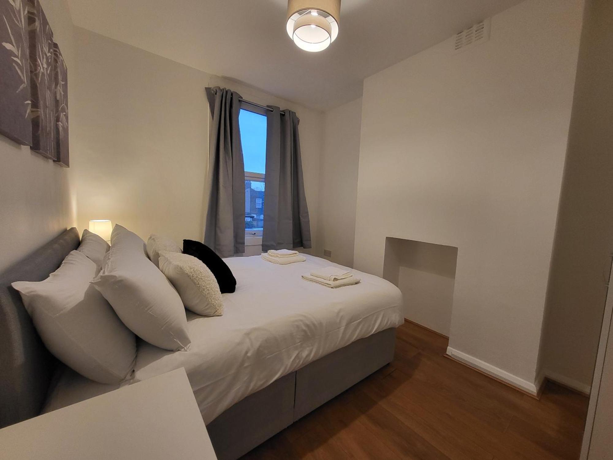 5br Retreat - Walk To Tube, Explore Apartment