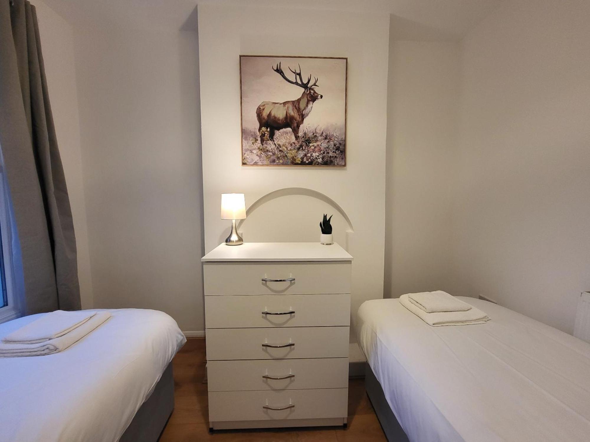 5br Retreat - Walk To Tube, Explore Apartment *