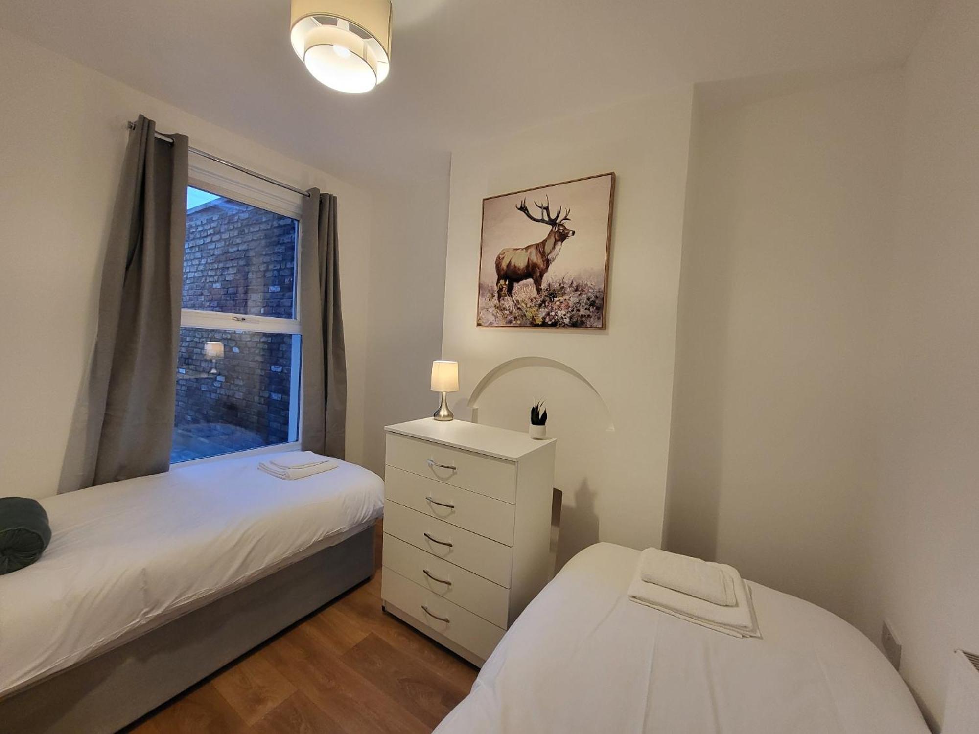 5br Retreat - Walk To Tube, Explore Apartment London