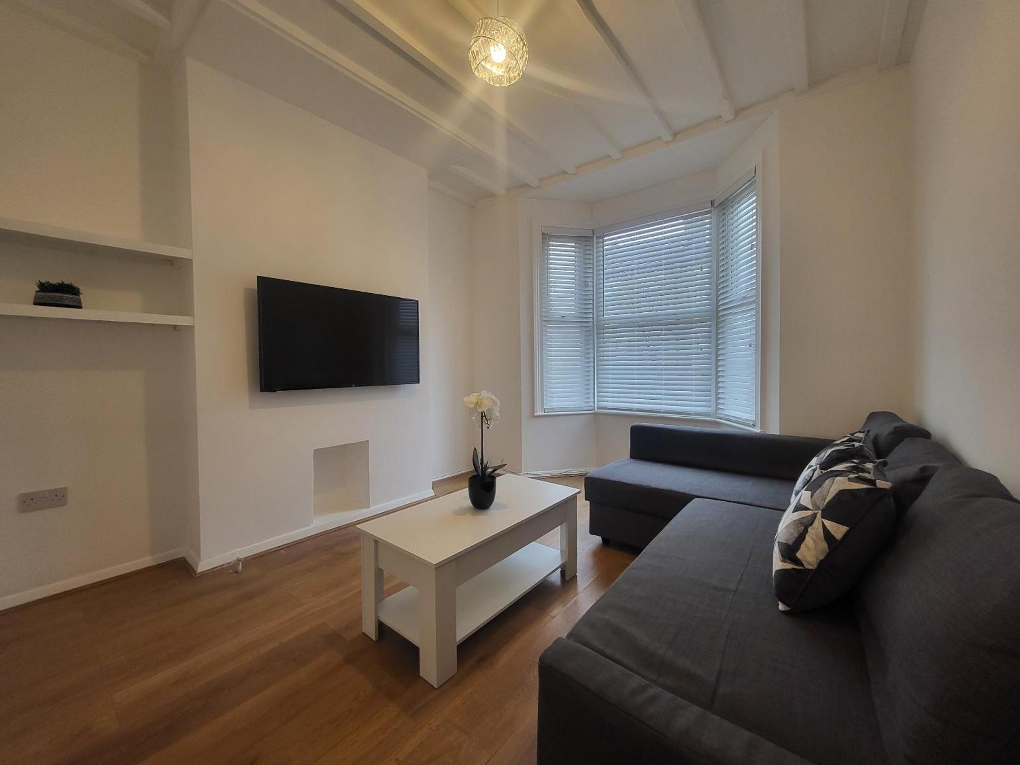 5br Retreat - Walk To Tube, Explore Apartment