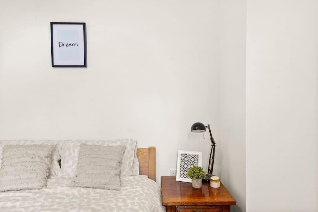Stunning 2 Bedroom Flat & Garden, Apartment London