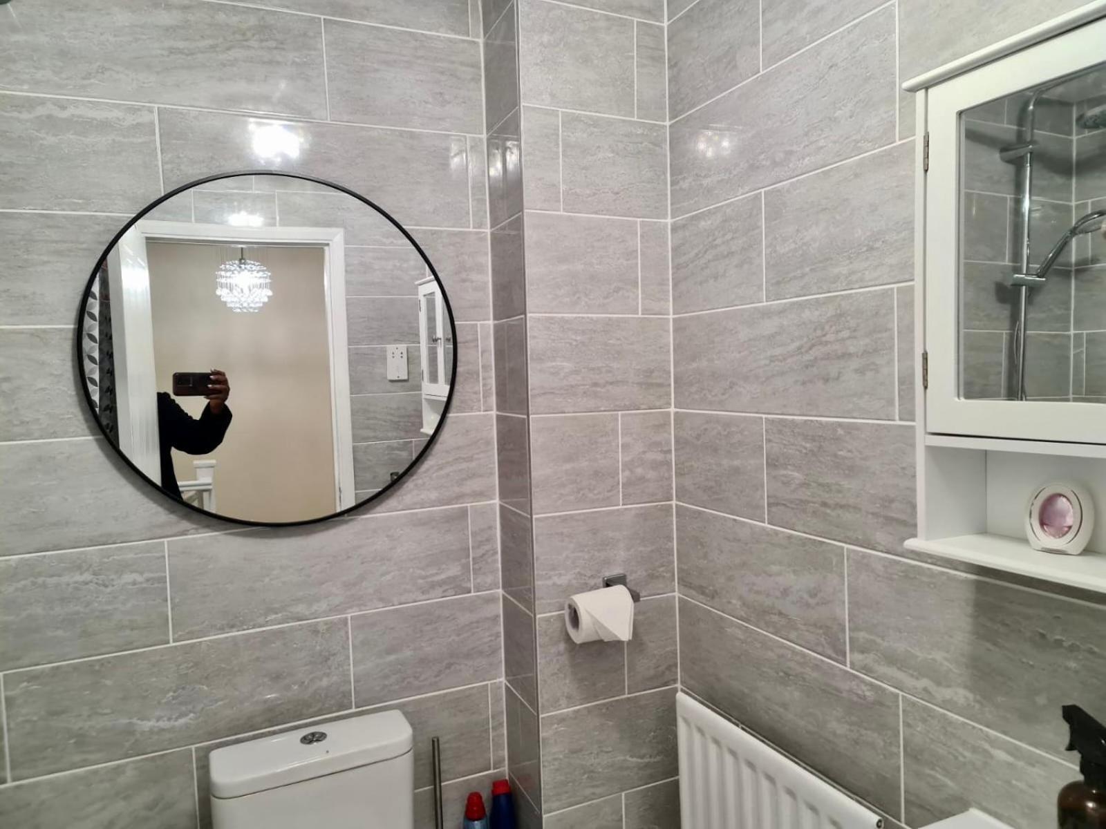 Holiday home - Sleeps 4 - Parking - Garden - Petfriendly