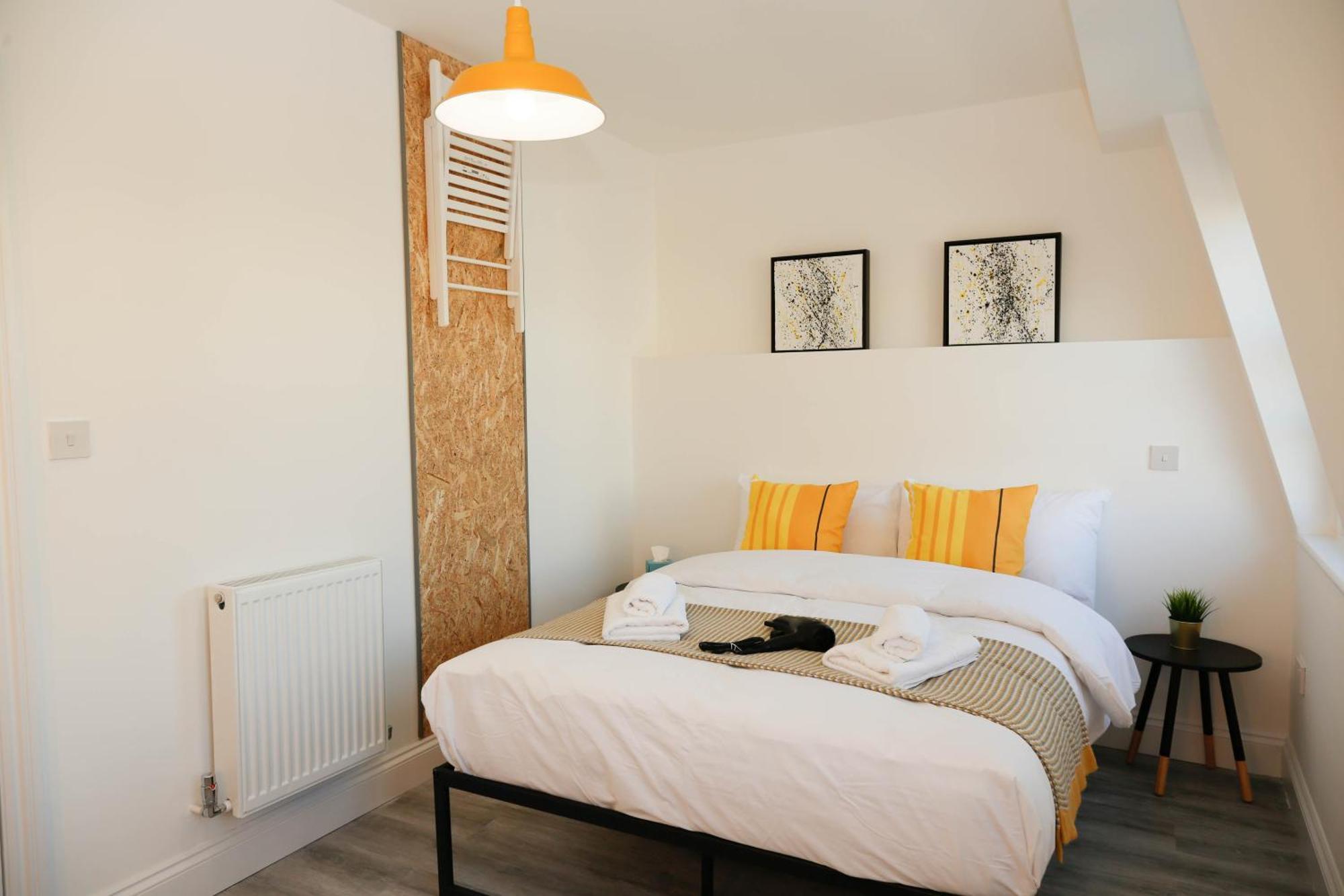 Luxury In Camden Town Near Shops, Cafes, Bars & Metro With Shared Bathrooms Homestay London