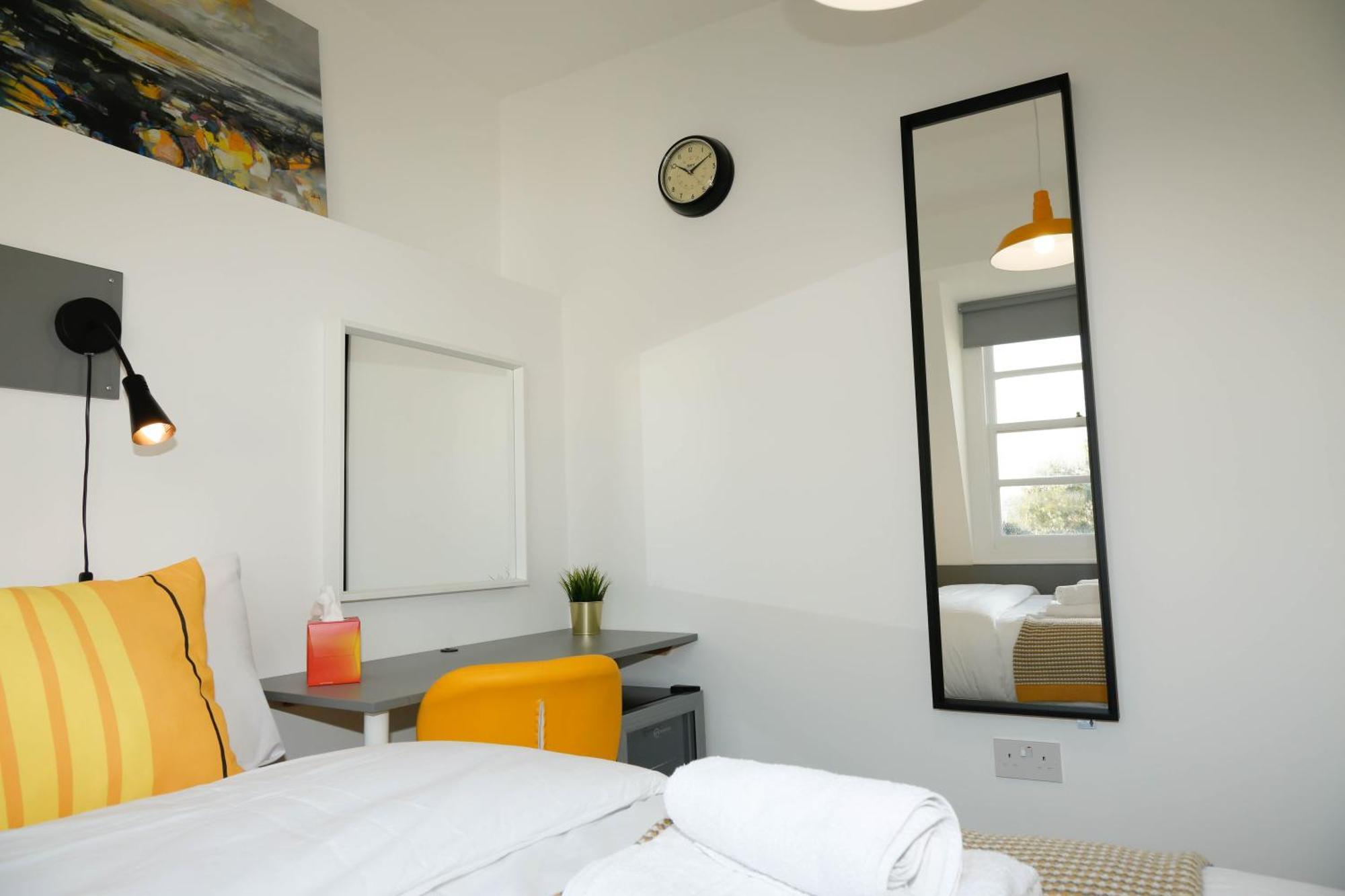 Homestay Luxury In Camden Town Near Shops, Cafes, Bars & Metro With Shared Bathrooms London