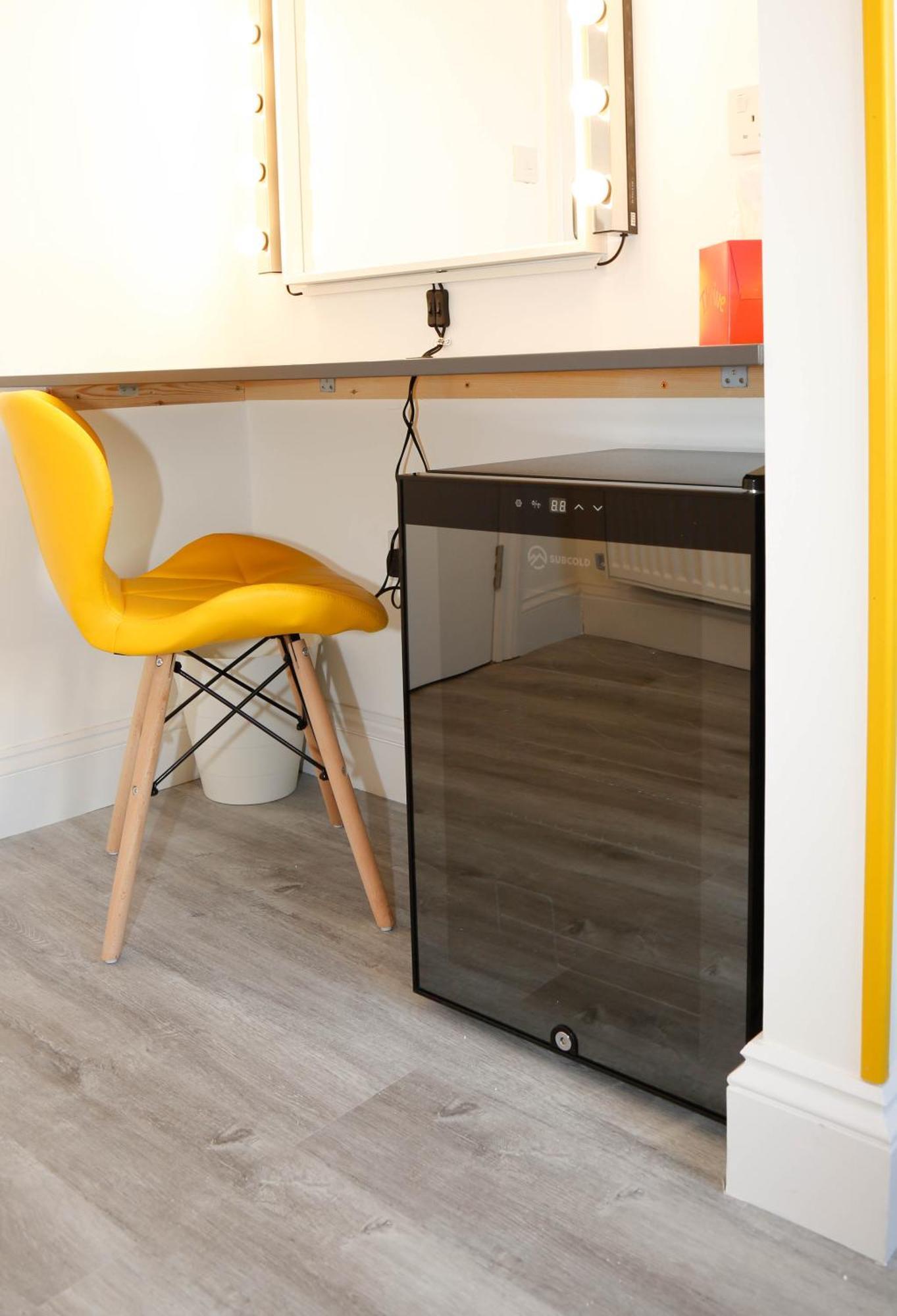 Homestay Luxury In Camden Town Near Shops, Cafes, Bars & Metro With Shared Bathrooms London