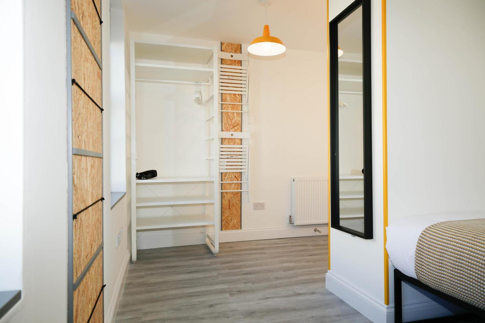 Homestay Luxury In Camden Town Near Shops, Cafes, Bars & Metro With Shared Bathrooms London