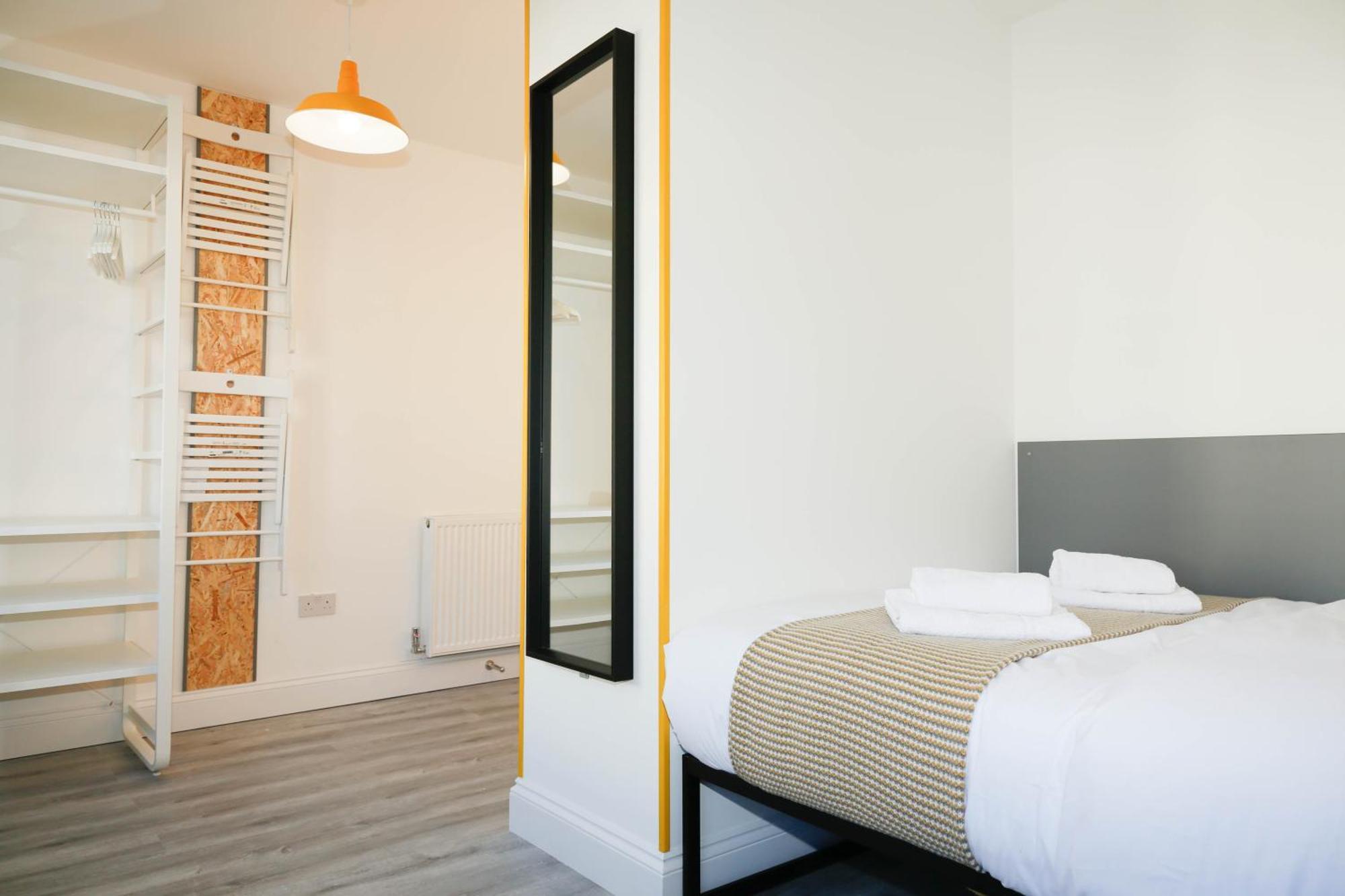 Luxury In Camden Town Near Shops, Cafes, Bars & Metro With Shared Bathrooms Homestay