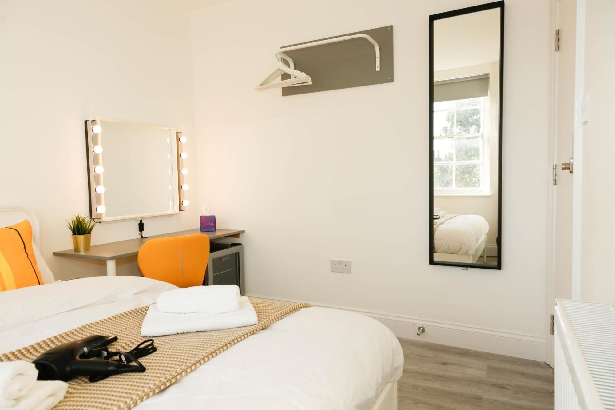 Luxury In Camden Town Near Shops, Cafes, Bars & Metro With Shared Bathrooms * London