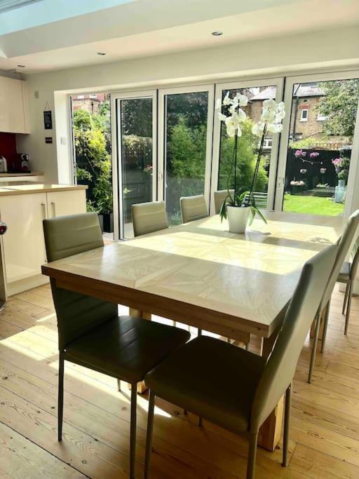 Luxury 4 Bedroom House In Featured On Tv