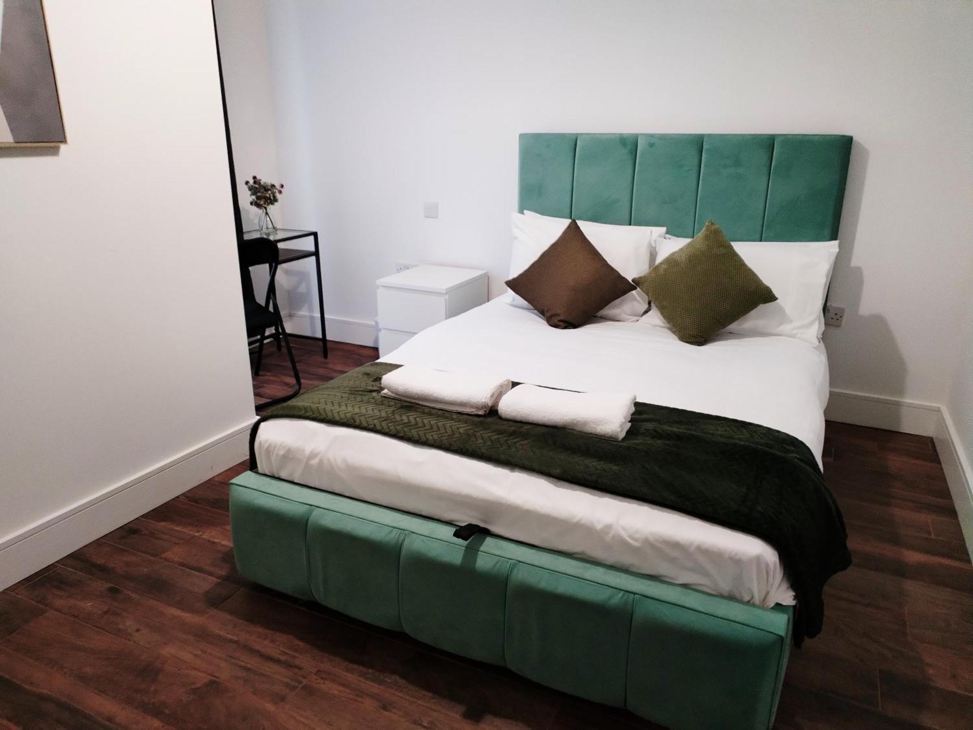 Luxury Near Centre, Near Train Station, E1 *