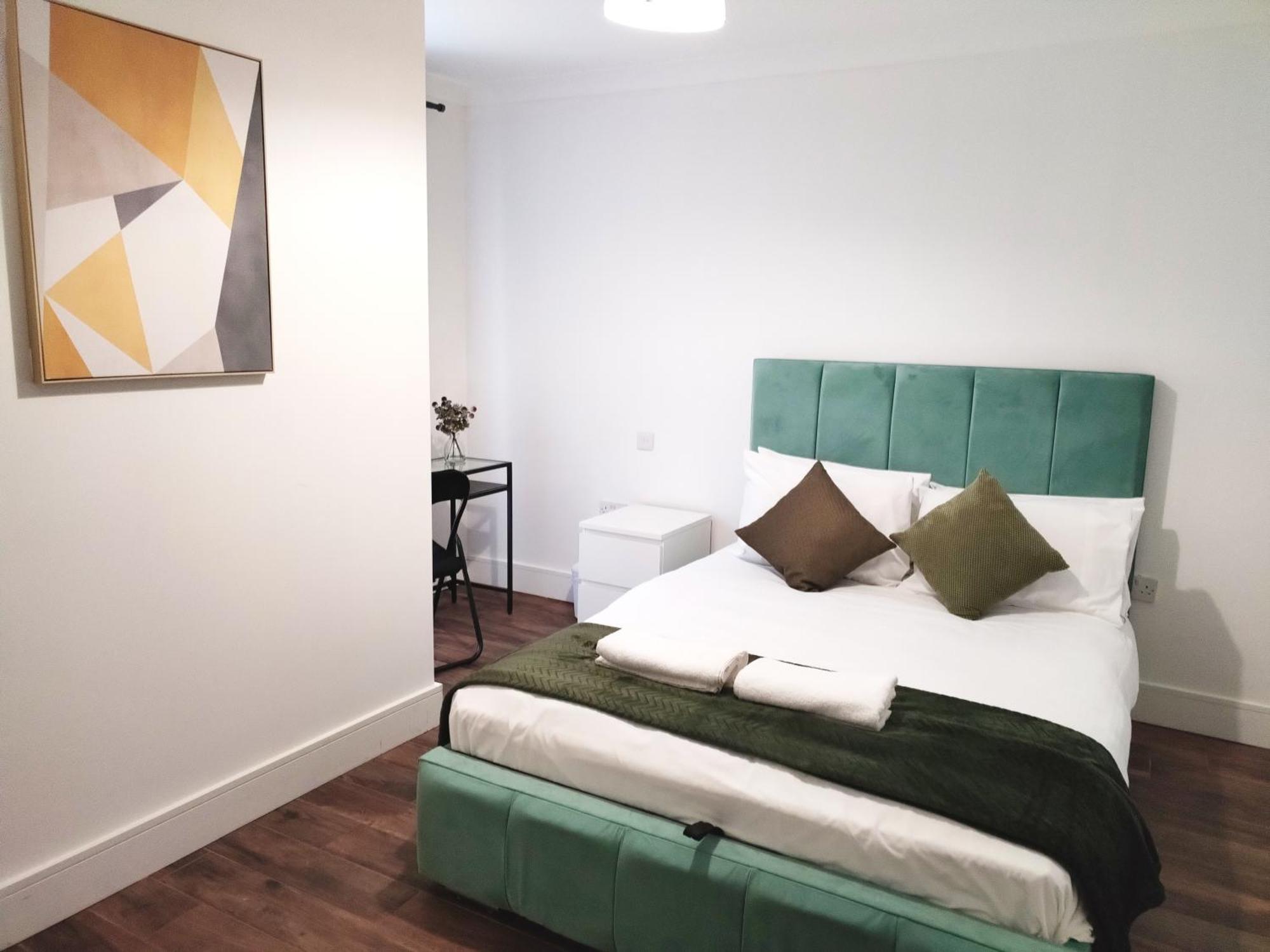 Apartment Luxury Near Centre, Near Train Station, E1 *
