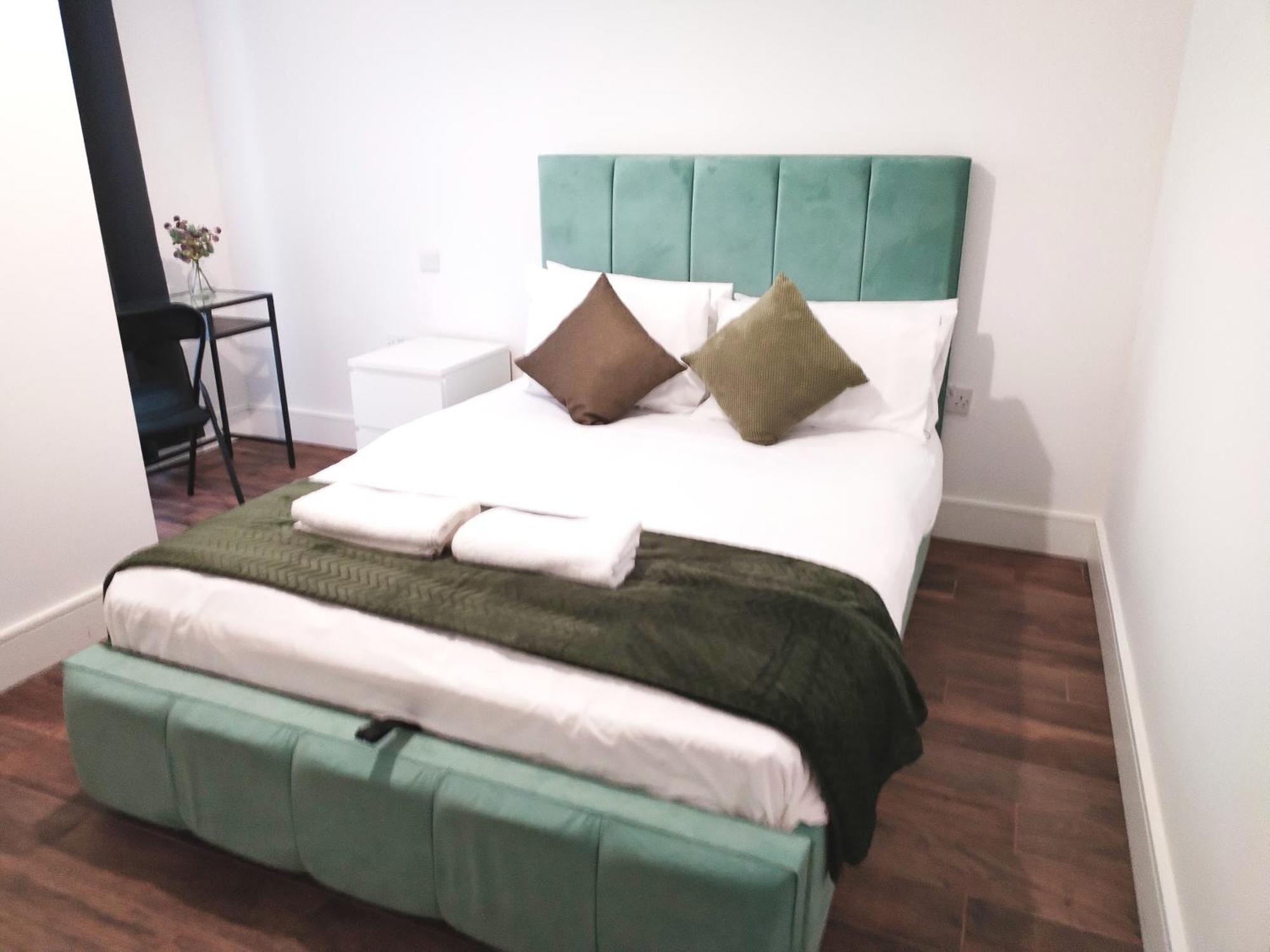 Apartment Luxury Near Centre, Near Train Station, E1 *