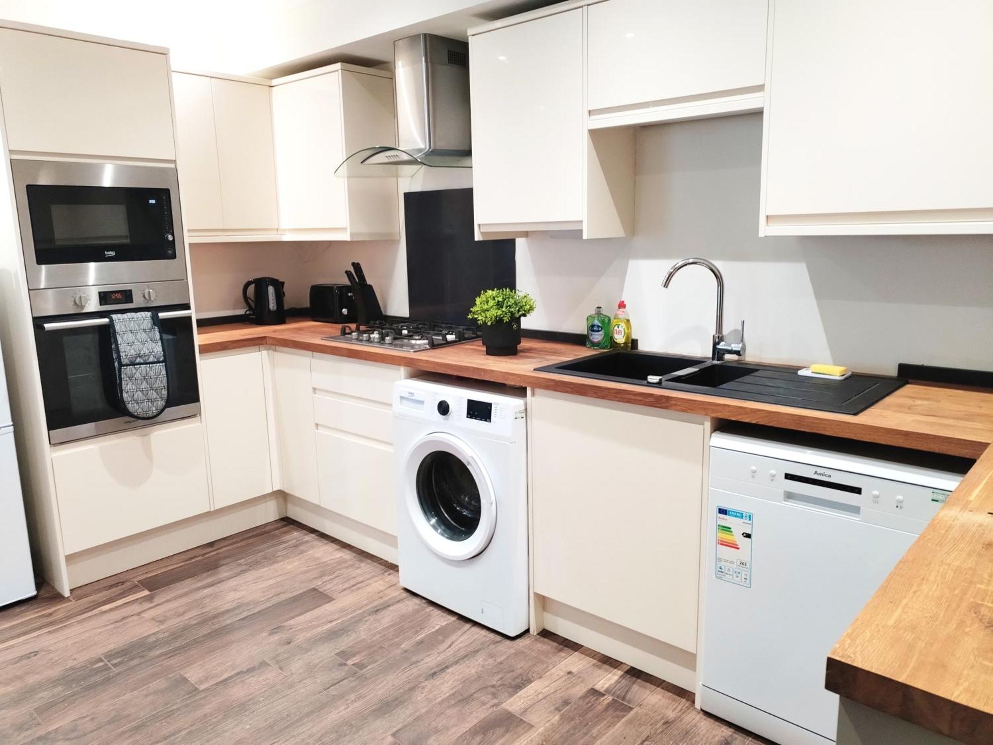 Apartment Luxury Near Centre, Near Train Station, E1 London
