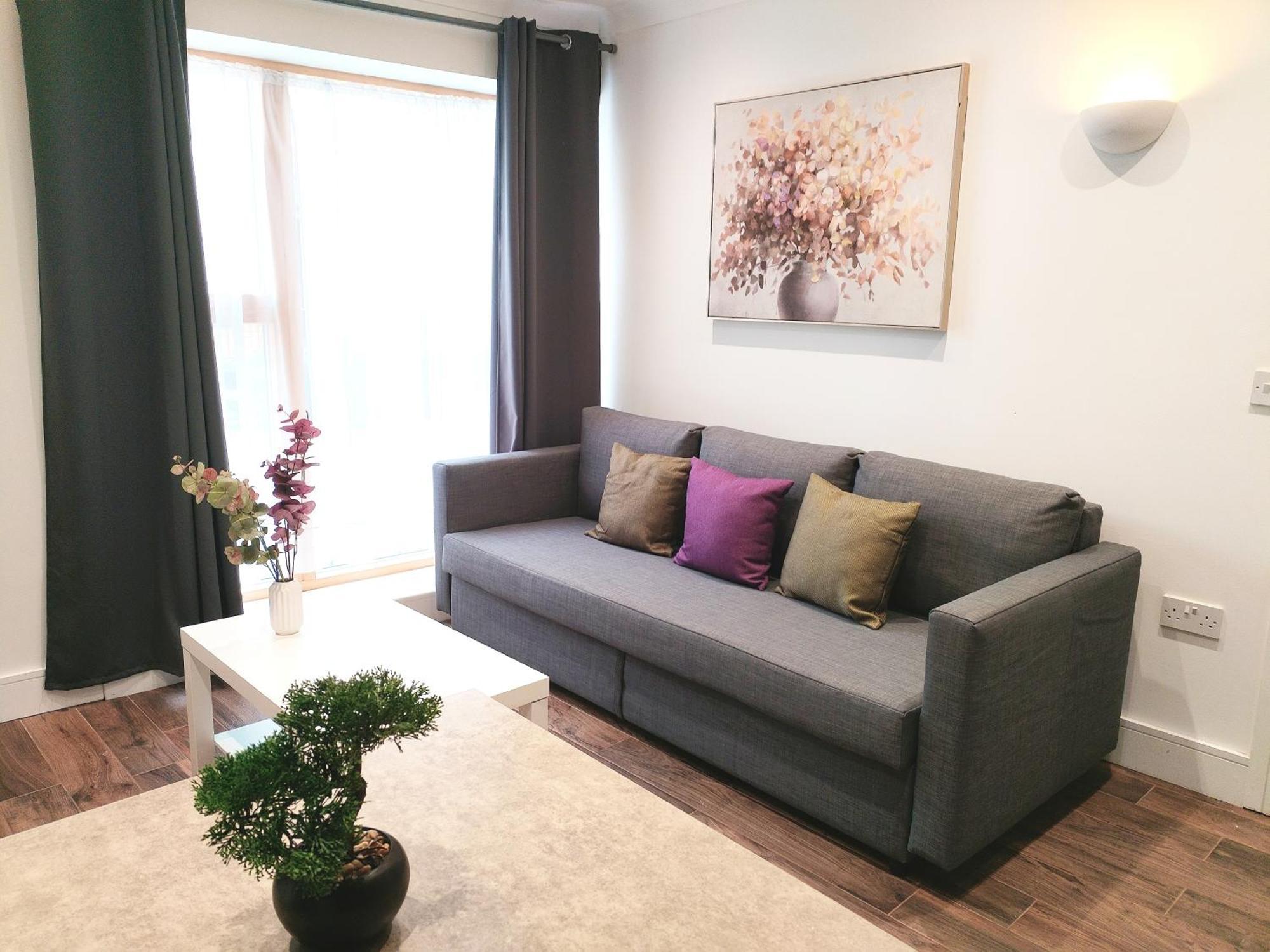 Apartment Luxury Near Centre, Near Train Station, E1 *