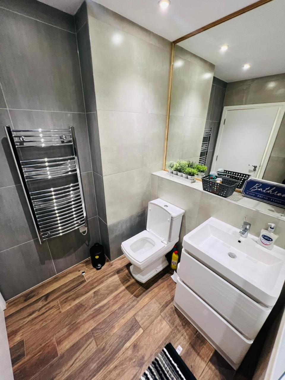 Luxury Near Centre, Near Train Station, E1 Apartment *
