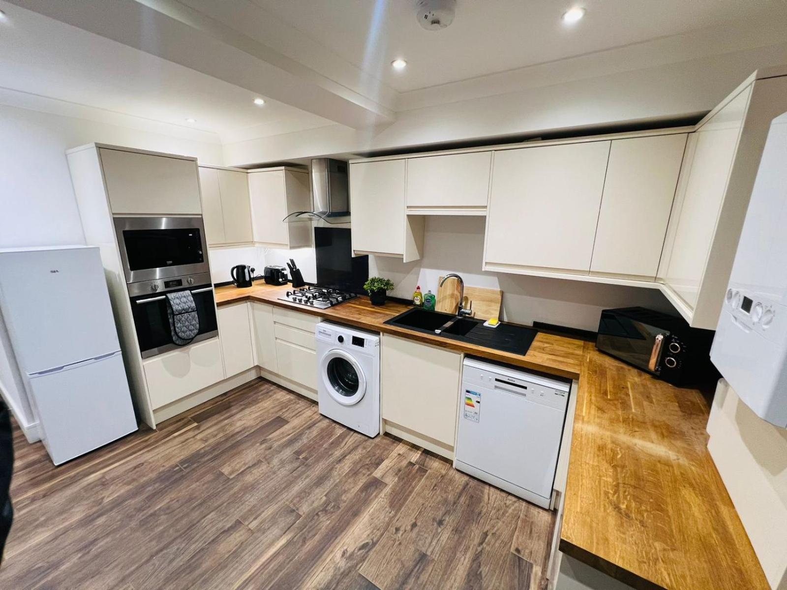 Apartment Luxury Near Centre, Near Train Station, E1 London