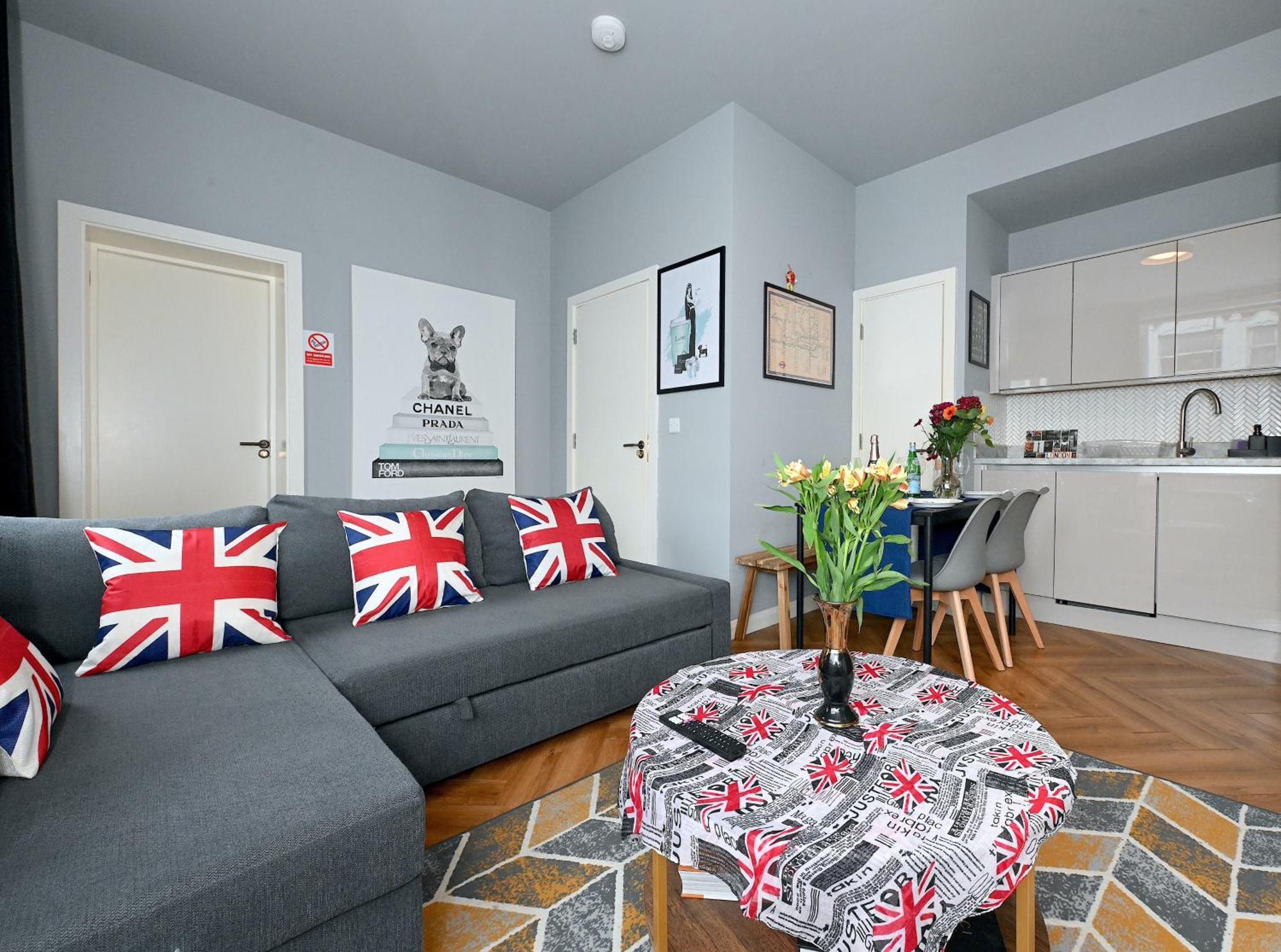 1 Bedroom Flat In Wood Piccadilly Line