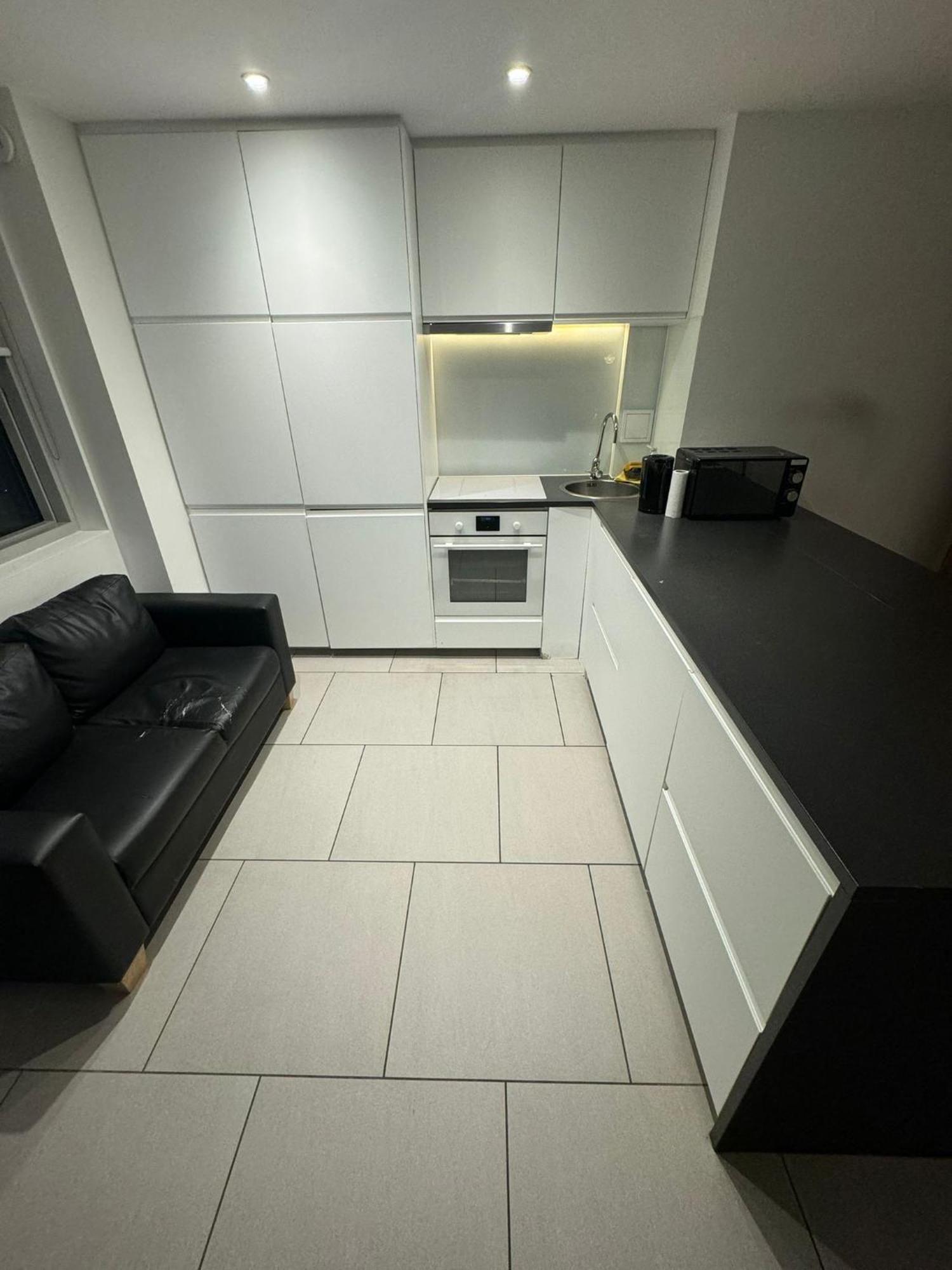 Two Bed In Battersea 2 Apartment *