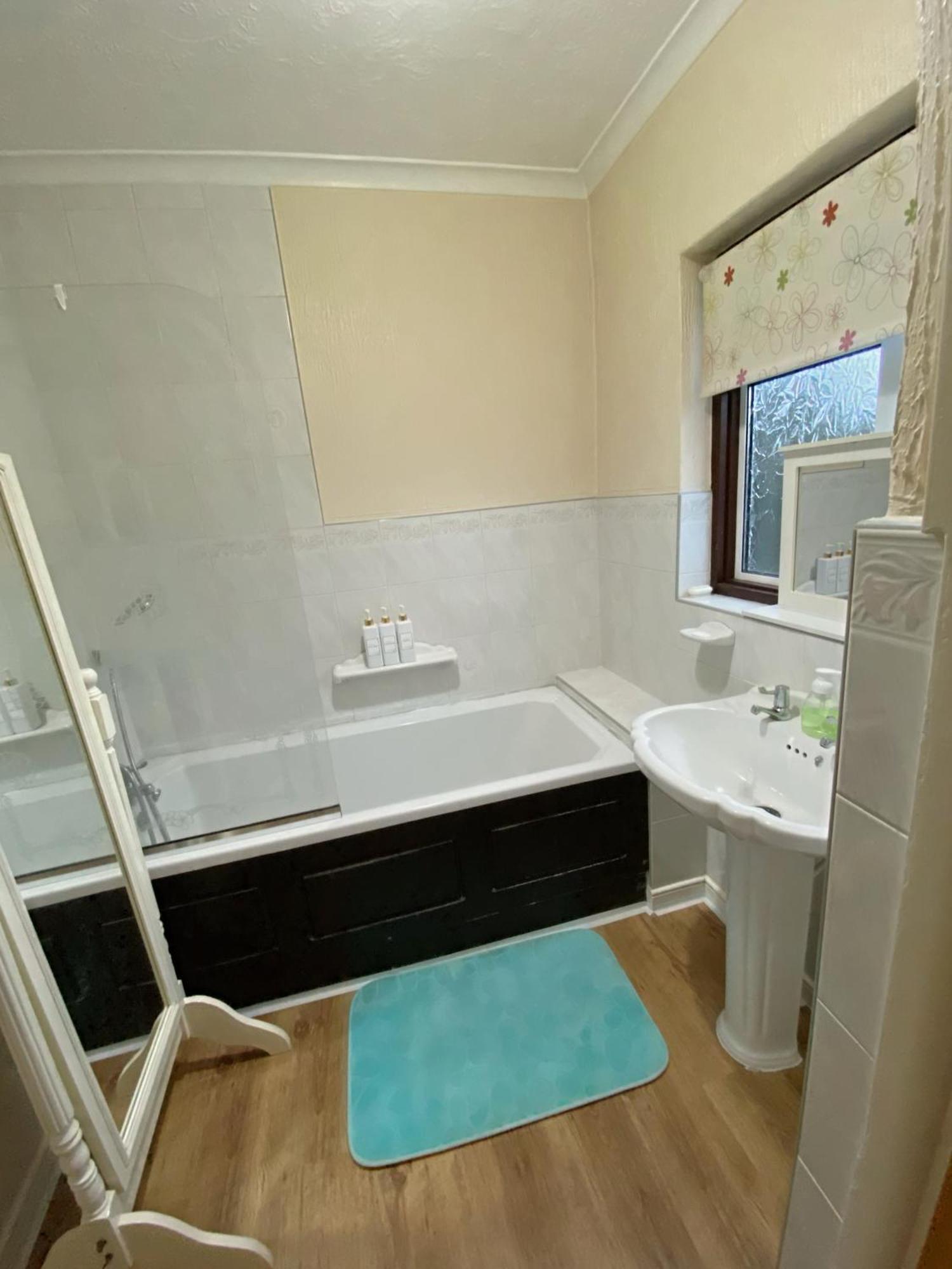 Holiday home Barking House Sleeps 11 - Parking - Train Tube - Airport London