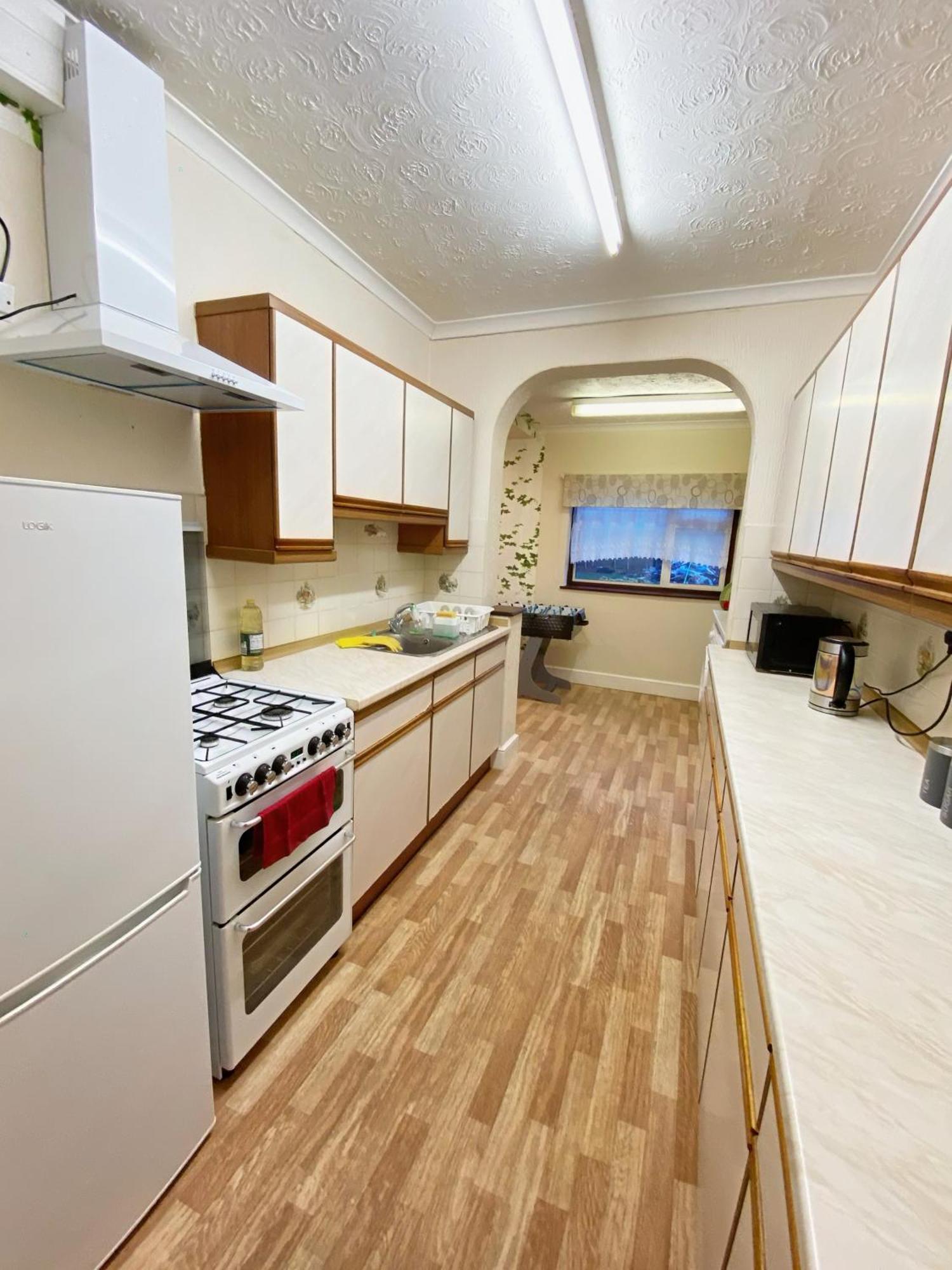 Barking House Sleeps 11 - Parking - Train Tube - Airport * London