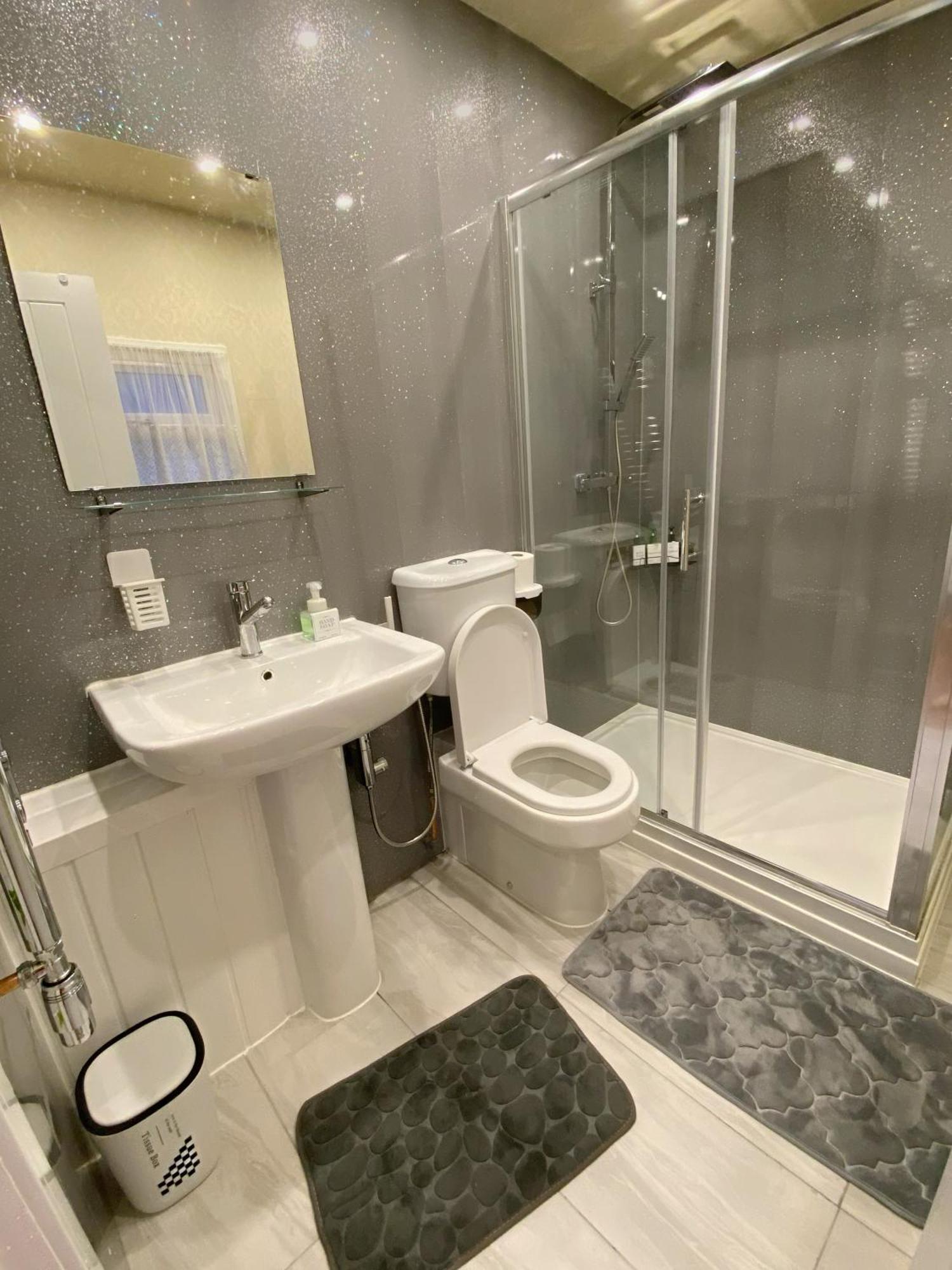 Barking House Sleeps 11 - Parking - Train Tube - Airport Holiday home London