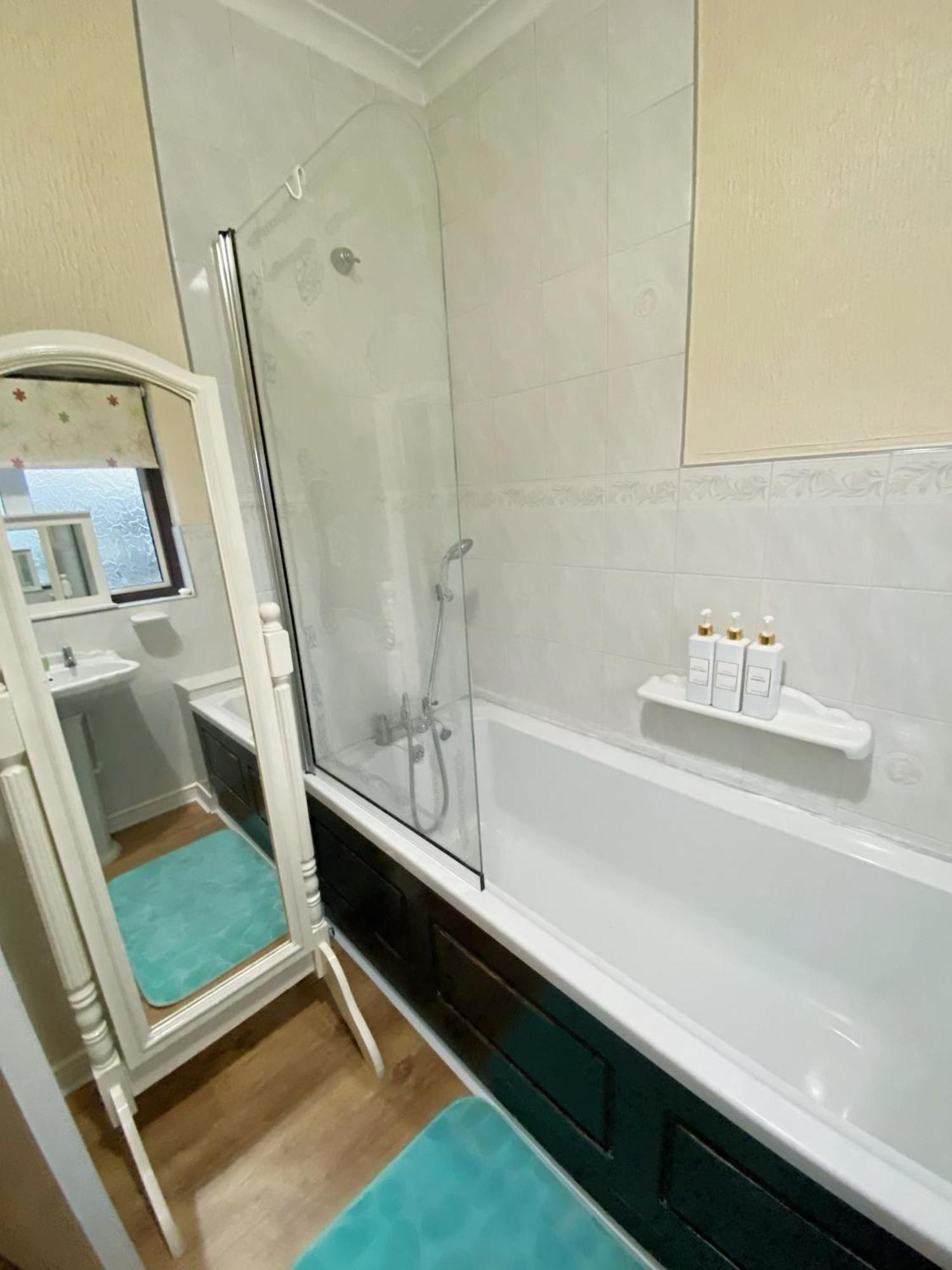 Barking House Sleeps 11 - Parking - Train Tube - Airport London