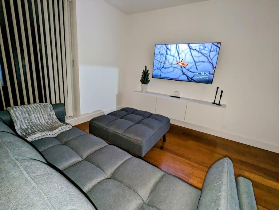 New Lux 1 Or 2 Bed Flats + Car Park + 5min Tube + Fast Wifi