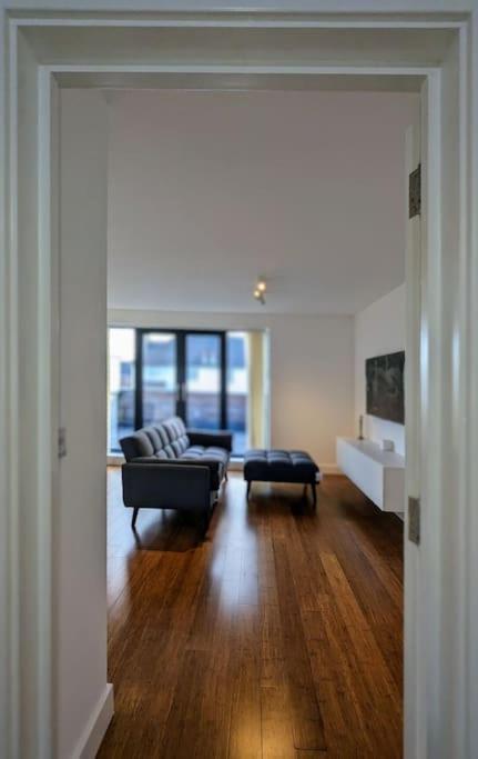 New Lux 1 Or 2 Bed Flats + Car Park + 5min Tube + Fast Wifi Apartment