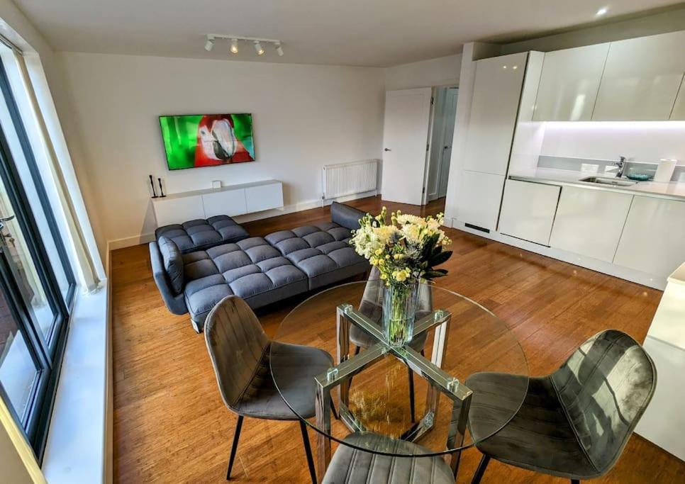 New Lux 1 Or 2 Bed Flats + Car Park + 5min Tube + Fast Wifi Apartment London