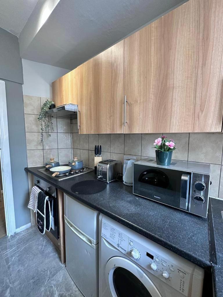 Light Budget Studio On Edgware Road, Apartment