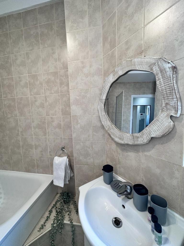 Light Budget Studio On Edgware Road, Apartment *