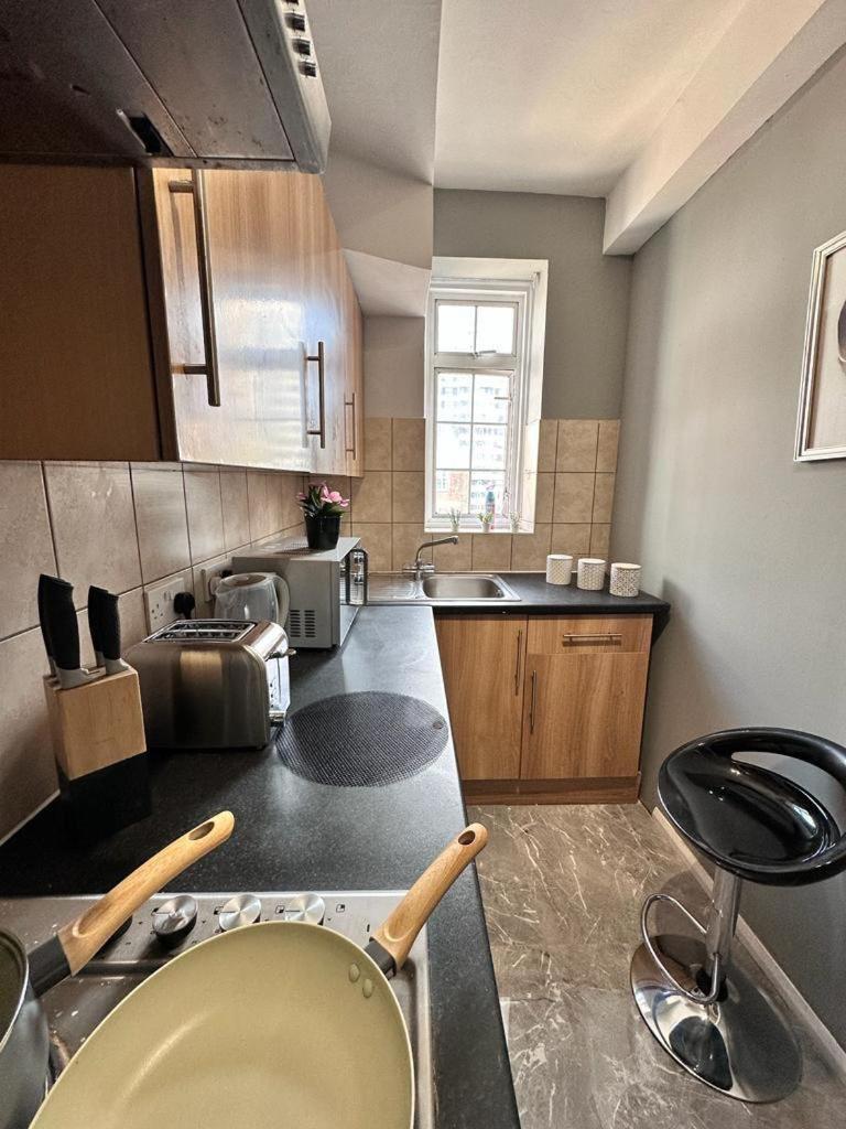 Light Budget Studio On Edgware Road, Apartment *