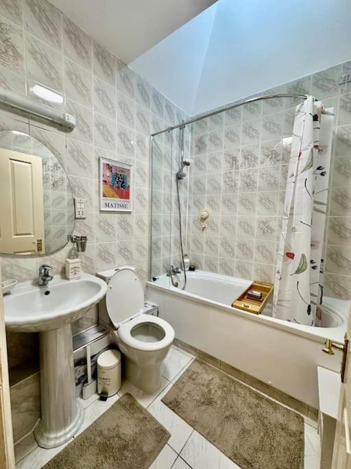 2 Bed Chic Vintage Flat At Bayswater Apartment London