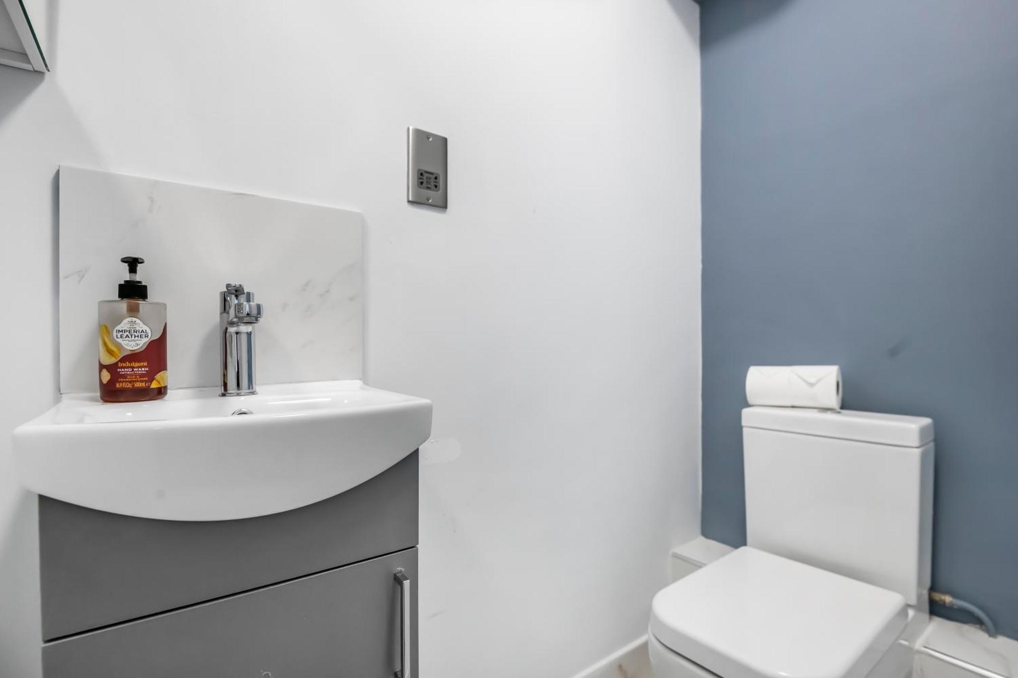 Homestay Two Stunning Bedrooms & Private Balcony & River View London