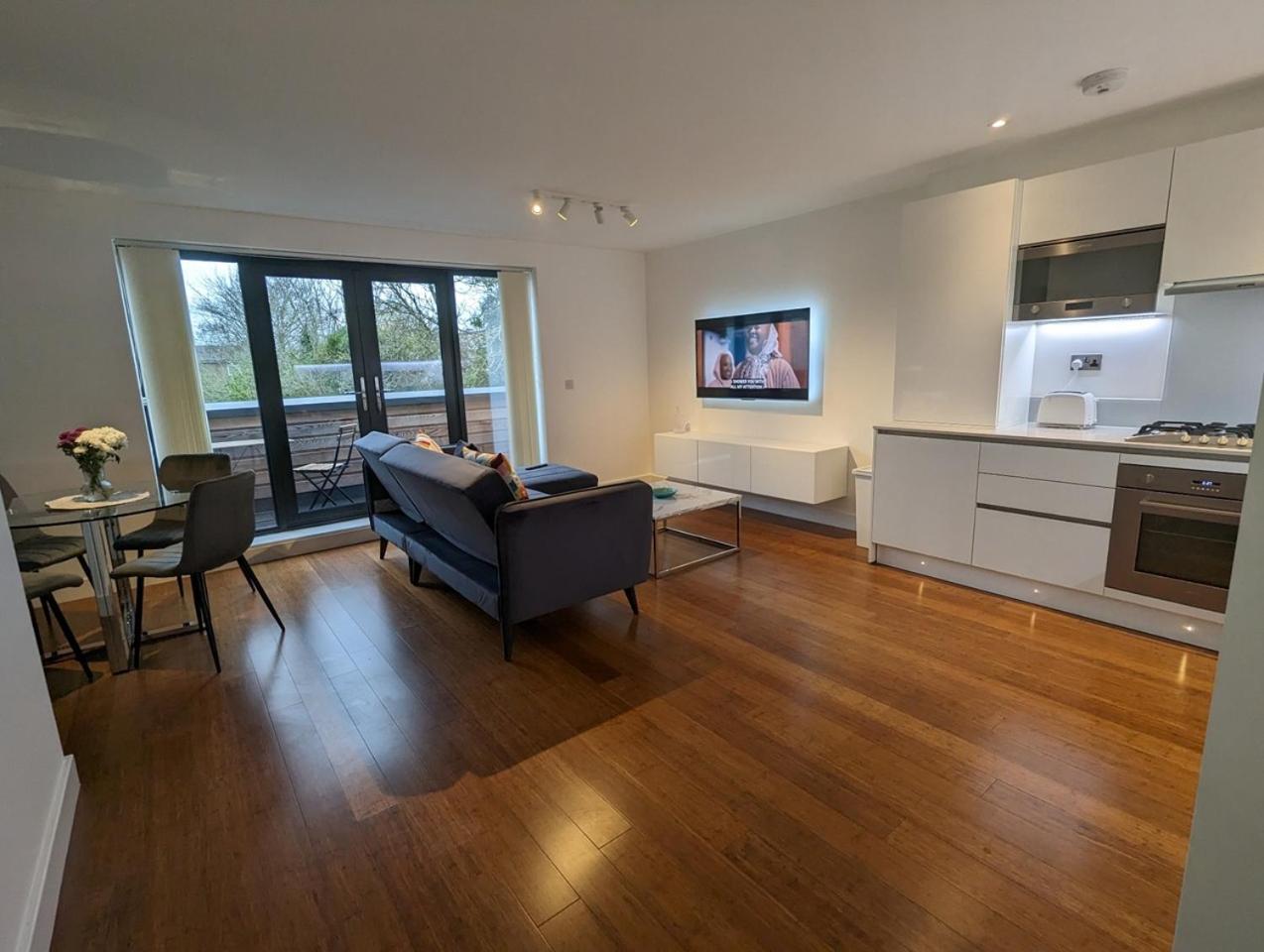 New Lux 1 Or 2 Bed Flats + Car Park + 5min Tube + Fast Wifi Apartment London