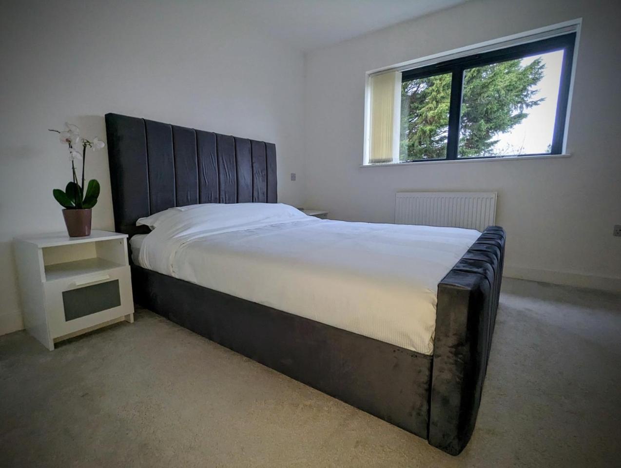 New Lux 1 Or 2 Bed Flats + Car Park + 5min Tube + Fast Wifi London