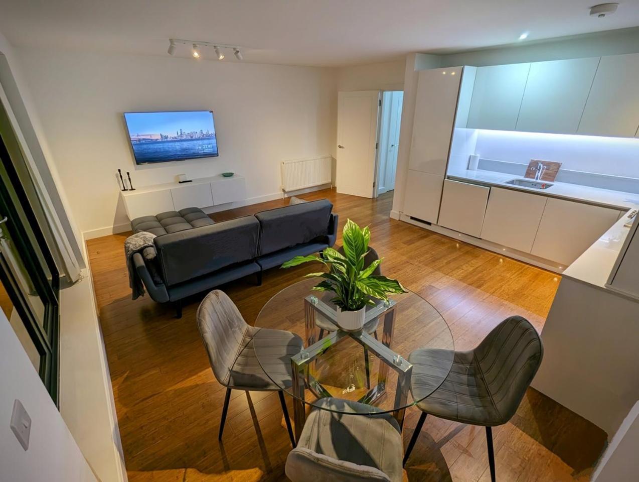 New Lux 1 Or 2 Bed Flats + Car Park + 5min Tube + Fast Wifi *