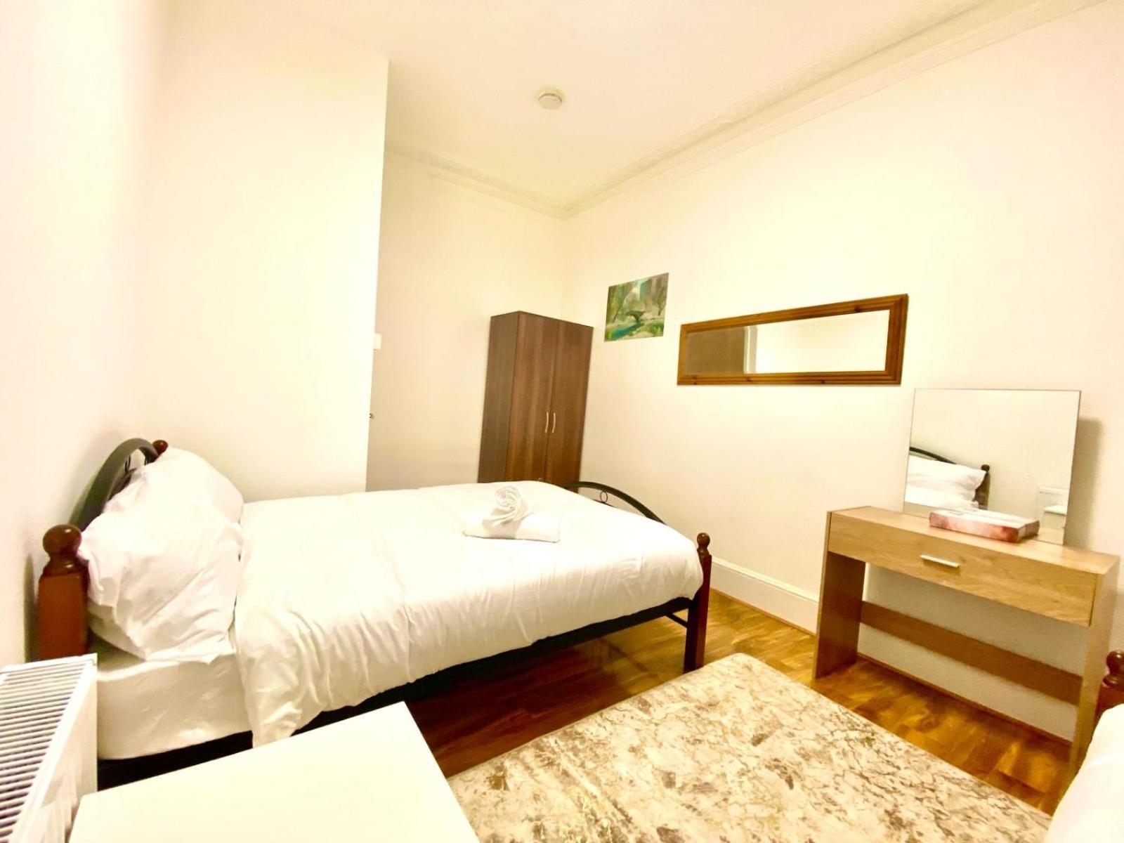 Beautiful Two Bedroom Flat With Free Car Park In Apartment London