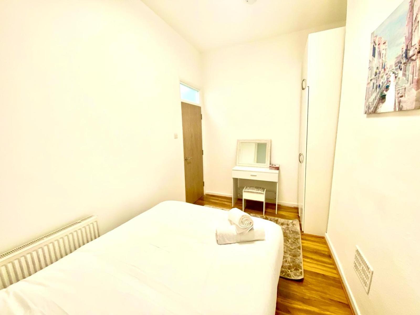 Beautiful Two Bedroom Flat With Free Car Park In * London