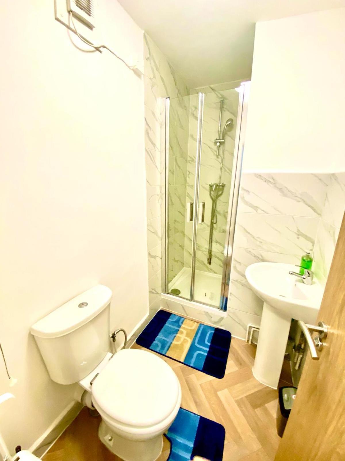 Beautiful Two Bedroom Flat With Free Car Park In Apartment