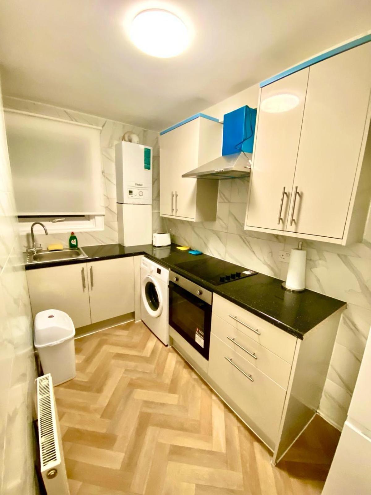 Beautiful Two Bedroom Flat With Free Car Park In Apartment