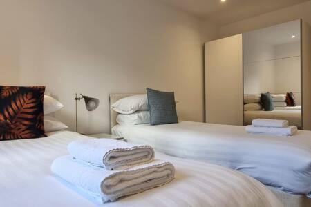 Beautiful Overlooking A Garden * London