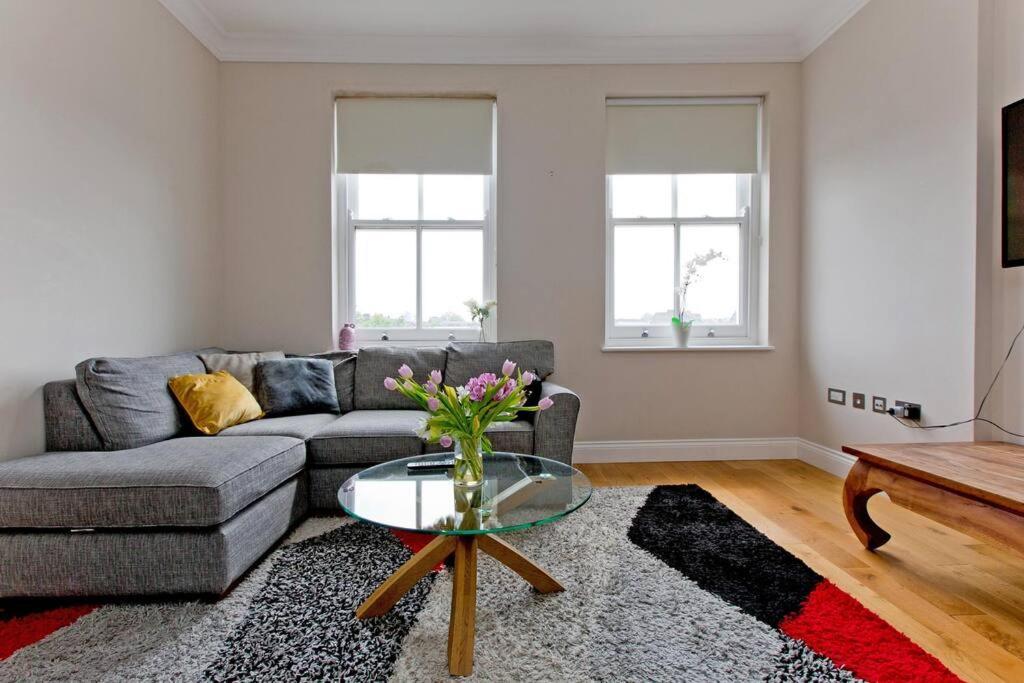F7 Large 2bed Kensington Apartment